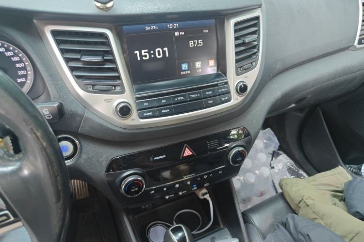 Used Hyundai Tucson 2015 1.6T Dual-Clutch Two-Wheel-Drive Leading Model Audio And AC Panel
