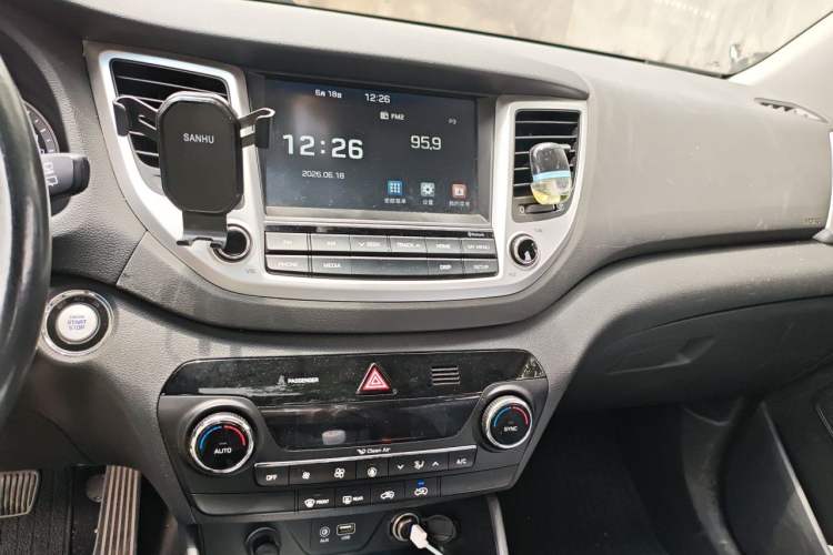 Used Hyundai Tucson 2015 1.6T Dual-Clutch Two-Wheel-Drive Smart Model Audio And AC Panel