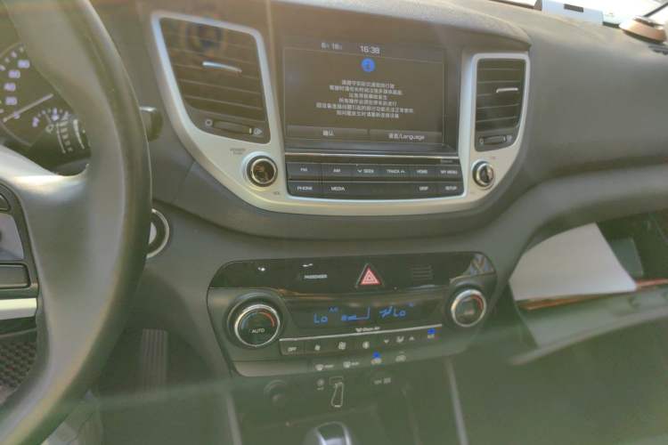 Used Hyundai Tucson 2015 1.6T Dual-Clutch Two-Wheel-Drive Leading Model Audio And AC Panel