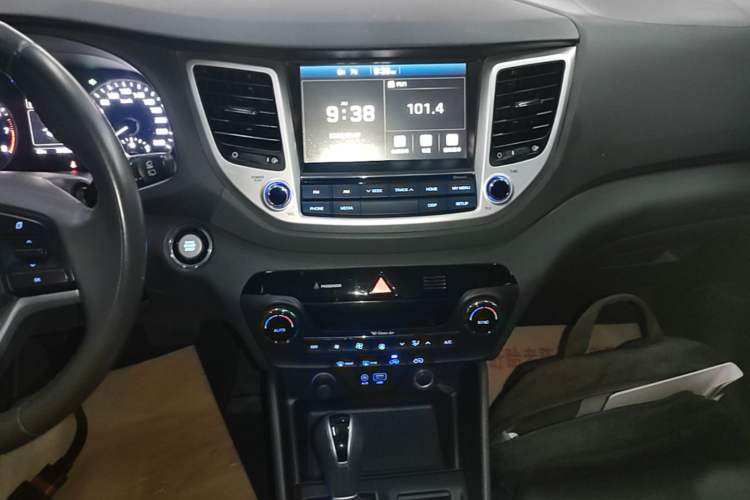 Used Hyundai Tucson 2015 1.6T Dual-Clutch Two-Wheel-Drive Smart Model Audio And AC Panel