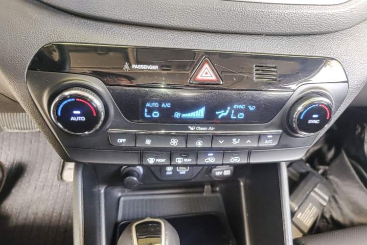 Used Hyundai Tucson 2015 1.6T Dual-Clutch Two-Wheel-Drive Smart Model Audio And AC Panel