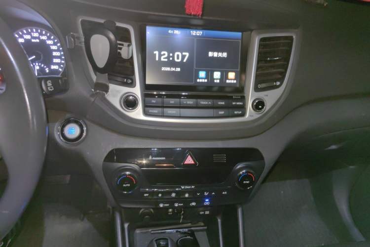Used Hyundai Tucson 2015 1.6T Dual-Clutch Two-Wheel-Drive Smart Model Audio And AC Panel