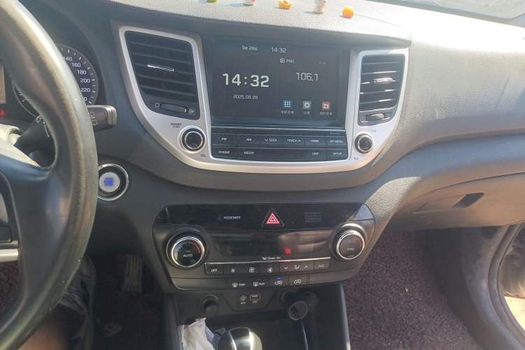 Used Hyundai Tucson 2015 1.6T Dual-Clutch Two-Wheel-Drive Smart Model Audio And AC Panel