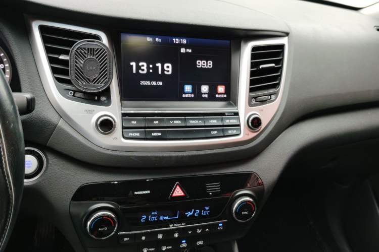 Used Hyundai Tucson 2015 1.6T Dual-Clutch Two-Wheel-Drive Smart Model Audio And AC Panel
