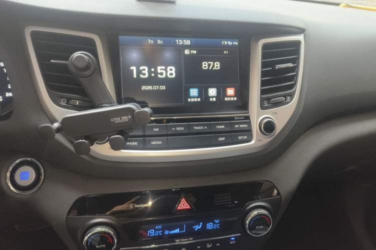 Used Hyundai Tucson 2015 1.6T Dual-Clutch Two-Wheel-Drive Smart Model Audio And AC Panel