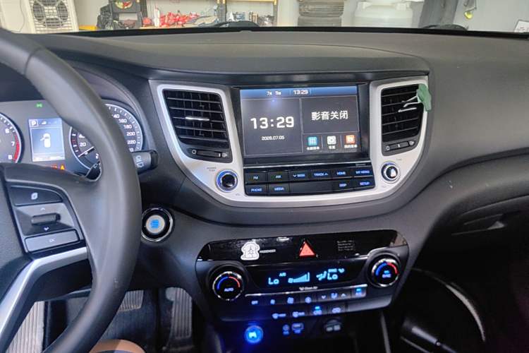 Used Hyundai Tucson 2015 1.6T Dual-Clutch Two-Wheel-Drive Smart Model Audio And AC Panel
