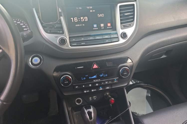 Used Hyundai Tucson 2015 1.6T Dual-Clutch Two-Wheel-Drive Smart Model Audio And AC Panel