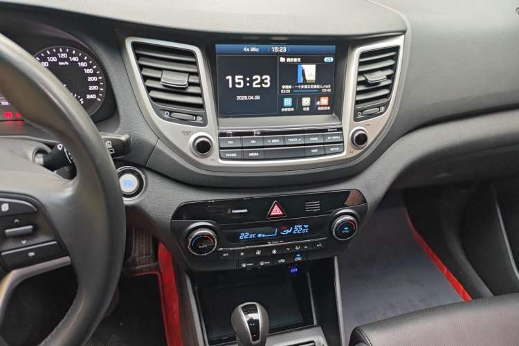 Used Hyundai Tucson 2015 1.6T Dual-Clutch Two-Wheel-Drive Smart Model Audio And AC Panel