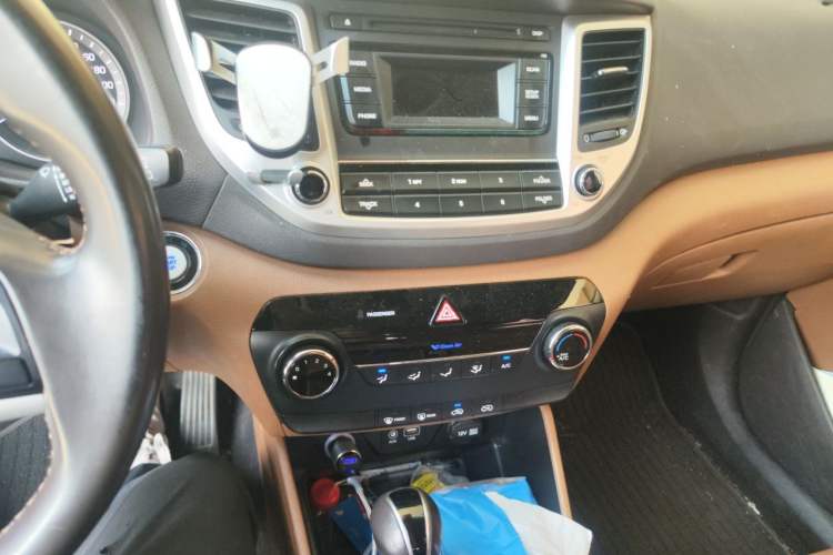 Used Hyundai Tucson 2015 2.0L Automatic Two-Wheel Drive Smart Version Audio And AC Panel