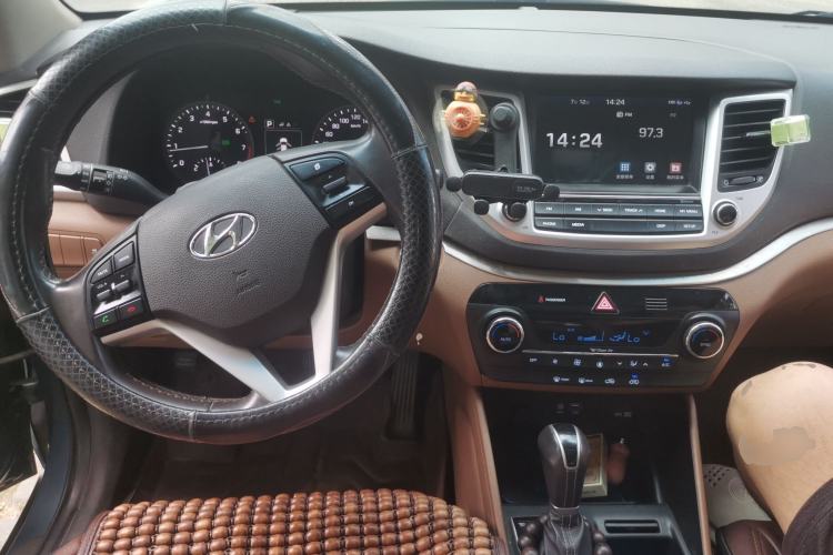 Used Hyundai Tucson 2015 1.6T Dual-Clutch Two-Wheel-Drive Smart Model Center Console