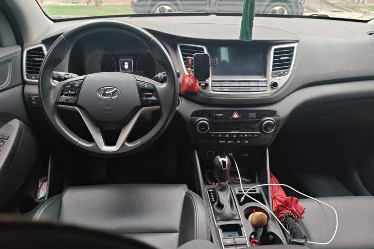 Used Hyundai Tucson 2015 1.6T Dual-Clutch Two-Wheel-Drive Smart Model Center Console