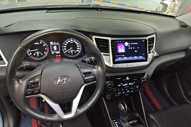 Used Hyundai Tucson 2015 1.6T Dual-Clutch Two-Wheel-Drive Smart Model Center Console