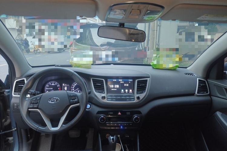 Used Hyundai Tucson 2015 1.6T Dual-Clutch Two-Wheel-Drive Smart Model Center Console