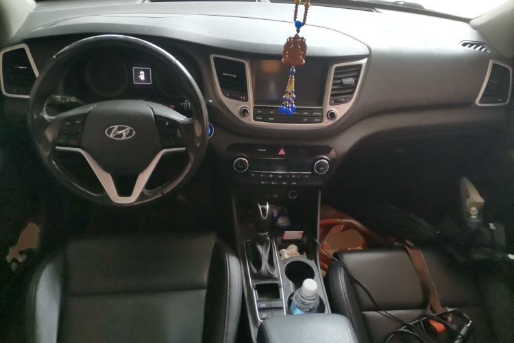 Used Hyundai Tucson 2015 1.6T Dual-Clutch Two-Wheel-Drive Smart Model Center Console