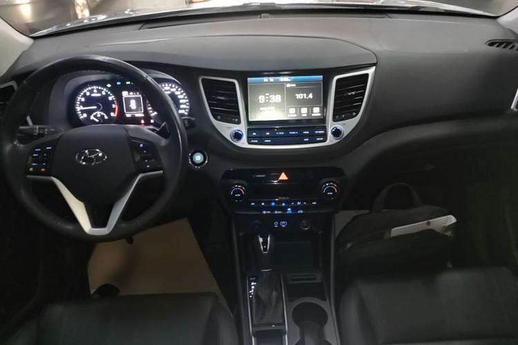 Used Hyundai Tucson 2015 1.6T Dual-Clutch Two-Wheel-Drive Smart Model Center Console