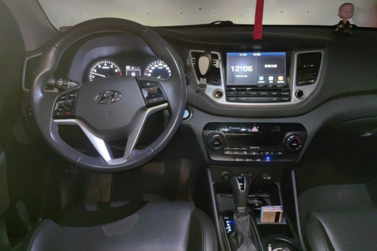 Used Hyundai Tucson 2015 1.6T Dual-Clutch Two-Wheel-Drive Smart Model Center Console