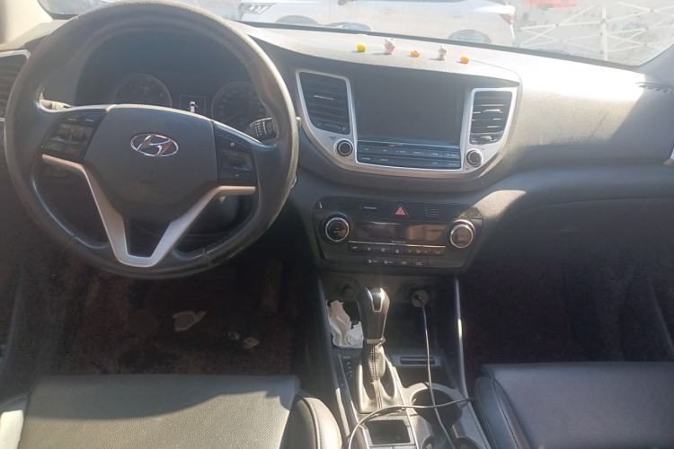Used Hyundai Tucson 2015 1.6T Dual-Clutch Two-Wheel-Drive Smart Model Center Console