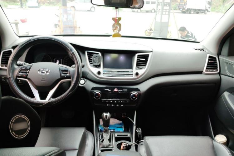 Used Hyundai Tucson 2015 1.6T Dual-Clutch Two-Wheel-Drive Smart Model Center Console
