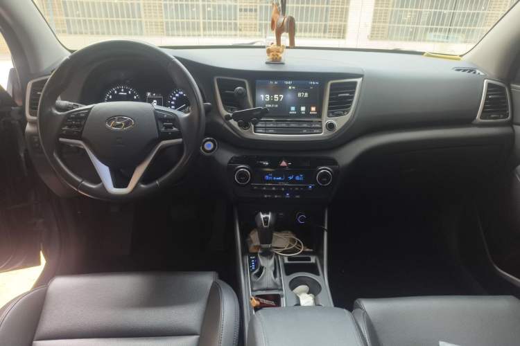 Used Hyundai Tucson 2015 1.6T Dual-Clutch Two-Wheel-Drive Smart Model Center Console