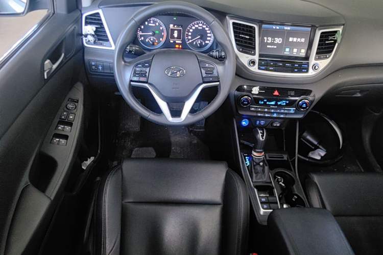 Used Hyundai Tucson 2015 1.6T Dual-Clutch Two-Wheel-Drive Smart Model Center Console