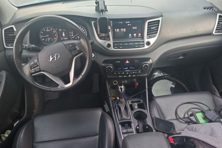 Used Hyundai Tucson 2015 1.6T Dual-Clutch Two-Wheel-Drive Smart Model Center Console