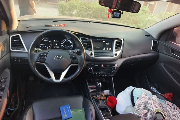 Used Hyundai Tucson 2015 1.6T Dual-Clutch Two-Wheel-Drive Smart Model Center Console