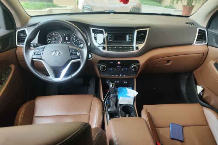 Used Hyundai Tucson 2015 2.0L Automatic Two-Wheel Drive Smart Version Center Console