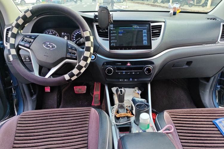 Used Hyundai Tucson 2015 2.0L Automatic Two-Wheel Drive Smart Version Center Console