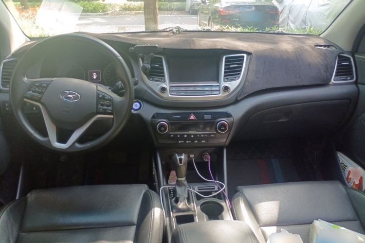 Used Hyundai Tucson 2015 1.6T Dual-Clutch Two-Wheel-Drive Smart Model Center Console