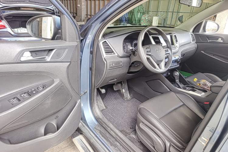 Used Hyundai Tucson 2015 1.6T Dual-Clutch Two-Wheel-Drive Smart Model Driver Seat