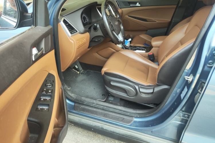 Used Hyundai Tucson 2015 2.0L Automatic Two-Wheel Drive Smart Version Driver Seat
