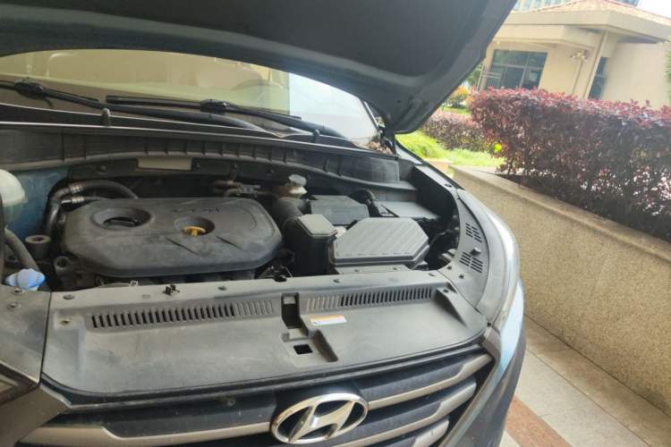 Used Hyundai Tucson 2015 2.0L Automatic Two-Wheel Drive Smart Version Engine Bay Left