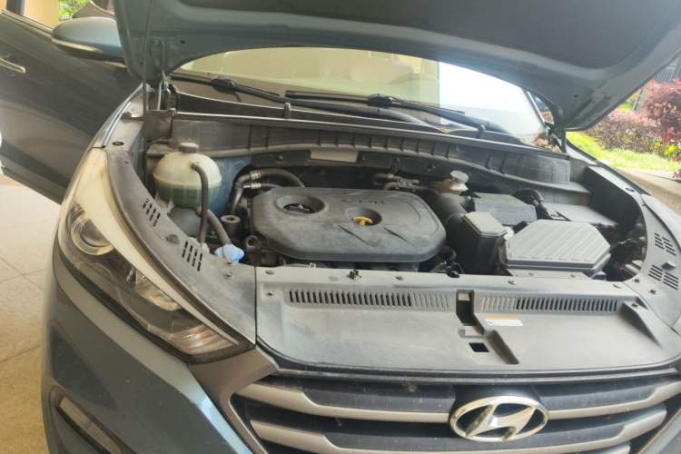 Used Hyundai Tucson 2015 2.0L Automatic Two-Wheel Drive Smart Version Engine Bay Right