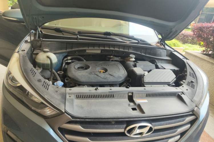 Used Hyundai Tucson 2015 2.0L Automatic Two-Wheel Drive Smart Version Engine Bay