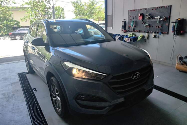 Used Hyundai Tucson 2015 1.6T Dual-Clutch Two-Wheel-Drive Smart Model Front Right 45 Deg