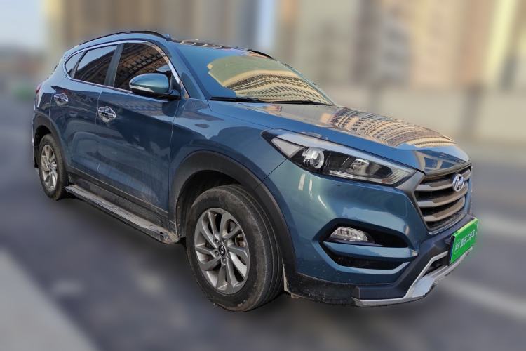 Used Hyundai Tucson 2015 2.0L Automatic Two-Wheel Drive Smart Version Front Right 45 Deg