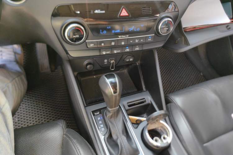 Used Hyundai Tucson 2015 1.6T Dual-Clutch Two-Wheel-Drive Leading Model Gear Lever