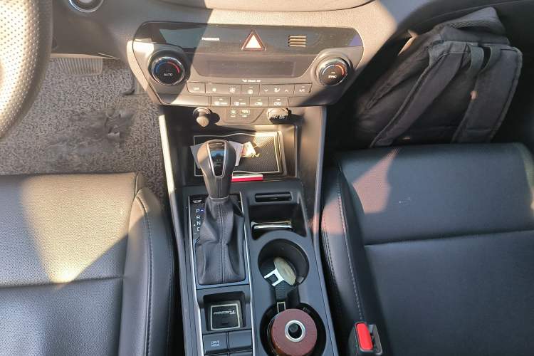 Used Hyundai Tucson 2015 1.6T Dual-Clutch Two-Wheel-Drive Smart Model Gear Lever
