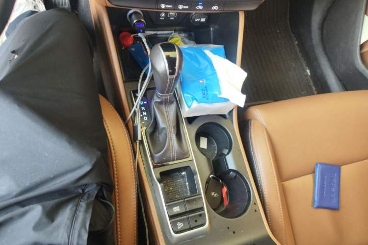 Used Hyundai Tucson 2015 2.0L Automatic Two-Wheel Drive Smart Version Gear Lever