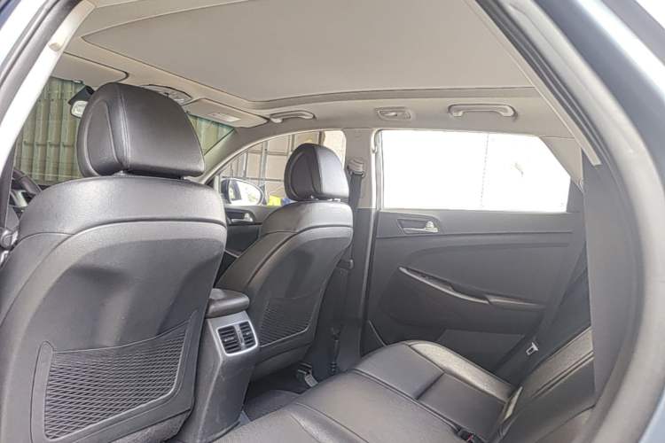 Used Hyundai Tucson 2015 1.6T Dual-Clutch Two-Wheel-Drive Smart Model Headliner