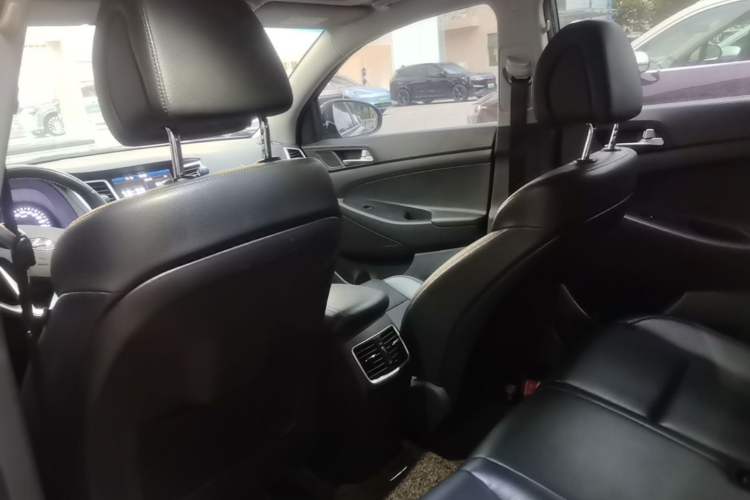 Used Hyundai Tucson 2015 1.6T Dual-Clutch Two-Wheel-Drive Smart Model Headliner