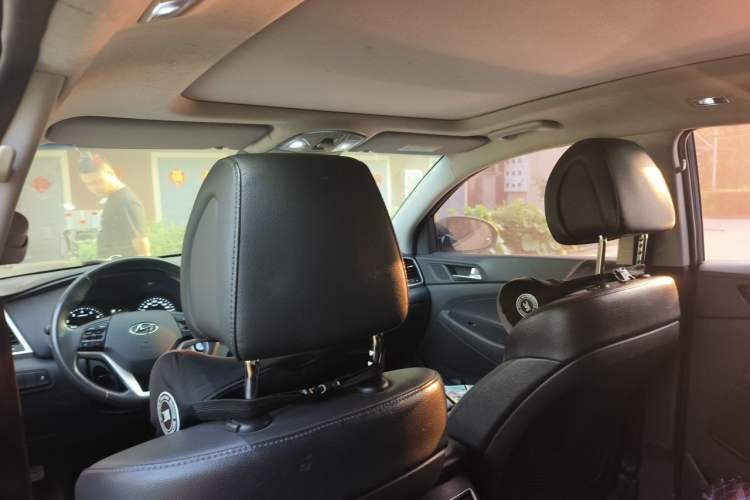 Used Hyundai Tucson 2015 1.6T Dual-Clutch Two-Wheel-Drive Smart Model Headliner