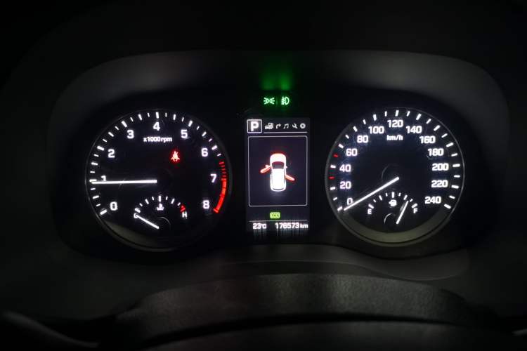 Used Hyundai Tucson 2015 1.6T Dual-Clutch Four-Wheel Drive Flagship Model Instrument Cluster
