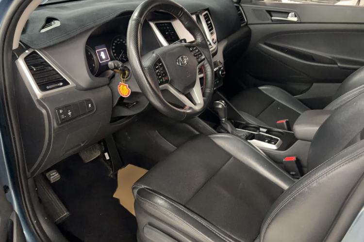 Used Hyundai Tucson 2015 1.6T Dual-Clutch Two-Wheel-Drive Smart Model Interior 1