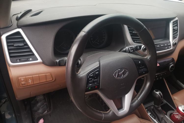 Used Hyundai Tucson 2015 1.6T Dual-Clutch Two-Wheel-Drive Smart Model Interior 2