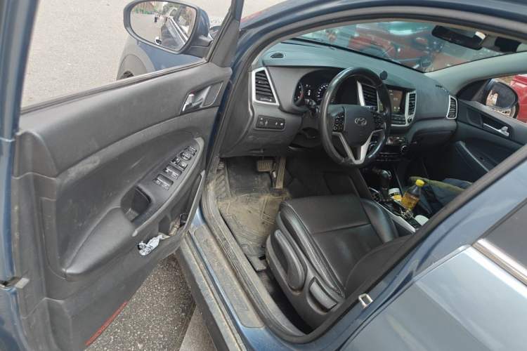 Used Hyundai Tucson 2015 1.6T Dual-Clutch Two-Wheel-Drive Leading Model Interior 3