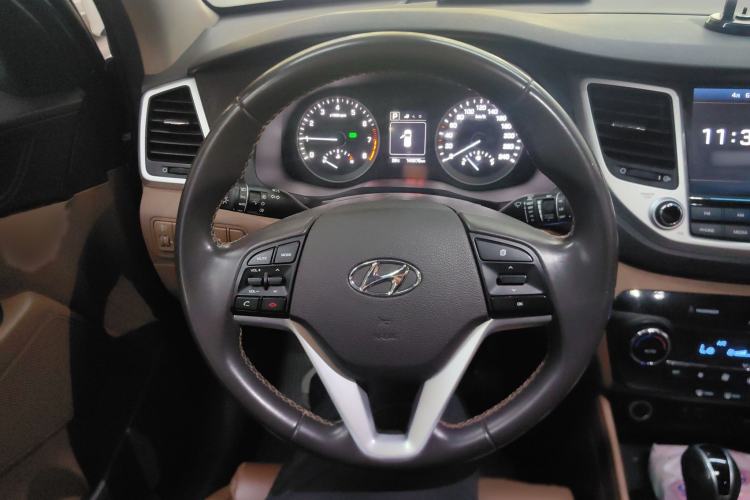 Used Hyundai Tucson 2015 1.6T Dual-Clutch Two-Wheel-Drive Leading Model Interior 3
