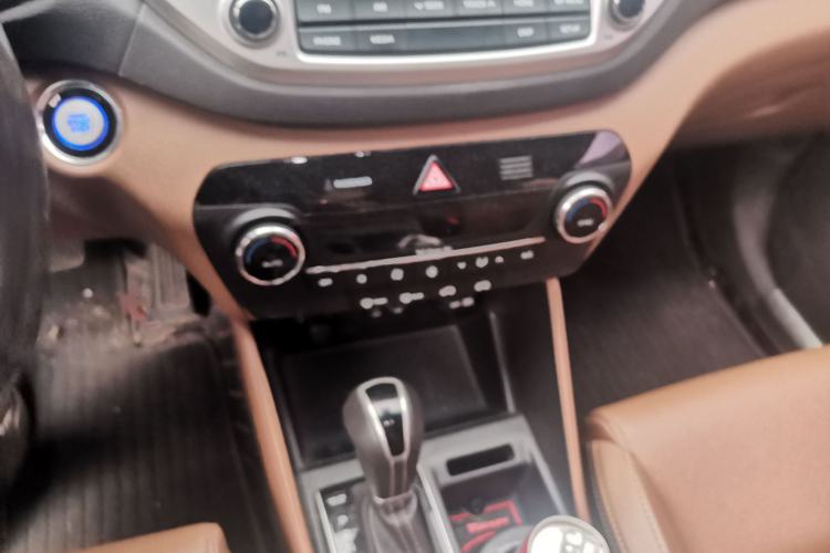 Used Hyundai Tucson 2015 1.6T Dual-Clutch Two-Wheel-Drive Smart Model Interior 3