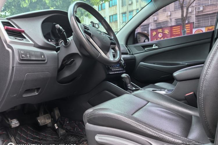 Used Hyundai Tucson 2015 1.6T Dual-Clutch Two-Wheel-Drive Smart Model Interior 3