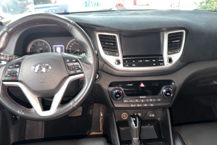 Used Hyundai Tucson 2015 1.6T Dual-Clutch Two-Wheel-Drive Smart Model Interior 3